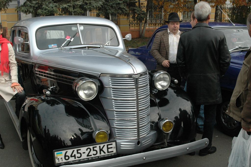 Фото 2 - Ретроавтомобили на Контрактовой площади