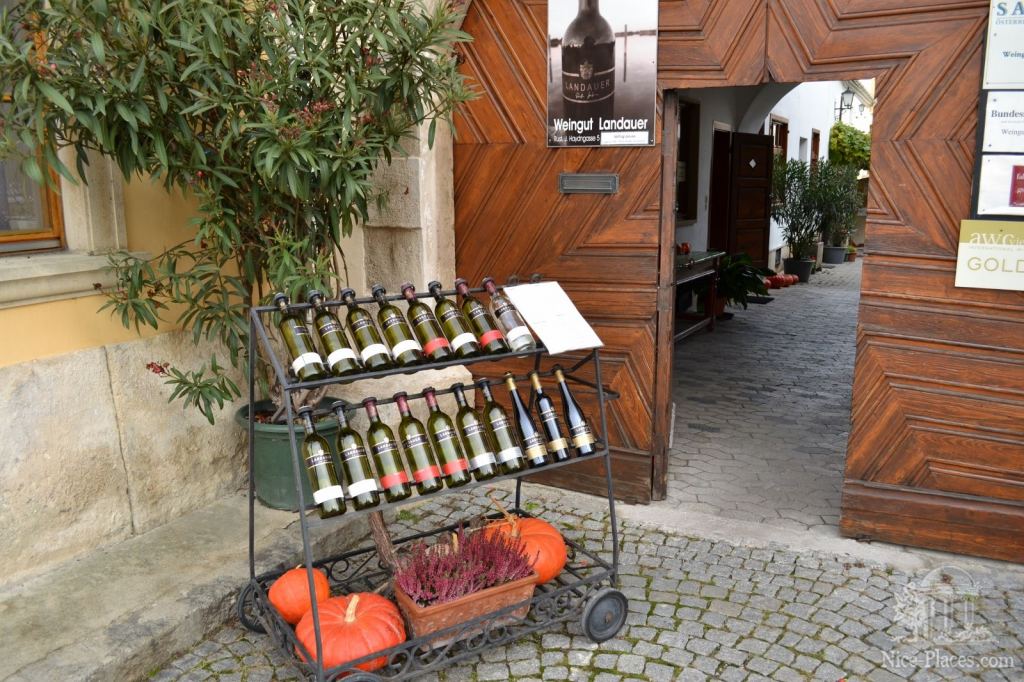 Стойка с винами перед винодельней - Винными дорогами Австрии. Достопримечательности Руста