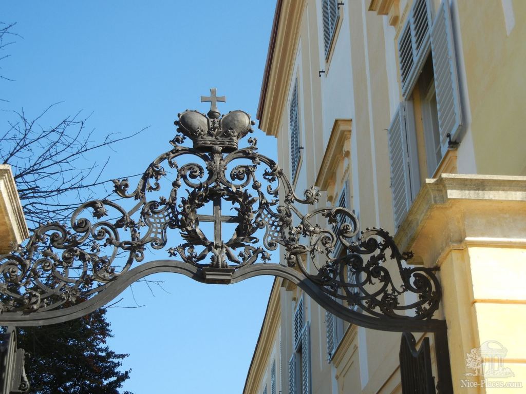 Замок Шхлоссхоф, Австрия. Кованные ворота  - Замок Шлосс Хоф (Schloss Hof) в Австрии