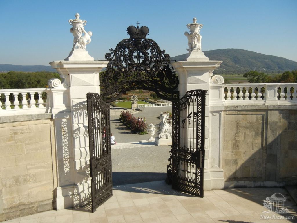 Ворота, ведущие на среднюю террасу - Замок Шлосс Хоф (Schloss Hof) в Австрии