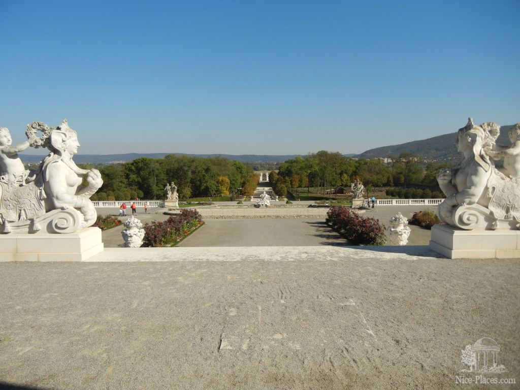 Скульптуры женщин-сфинксов - Замок Шлосс Хоф (Schloss Hof) в Австрии