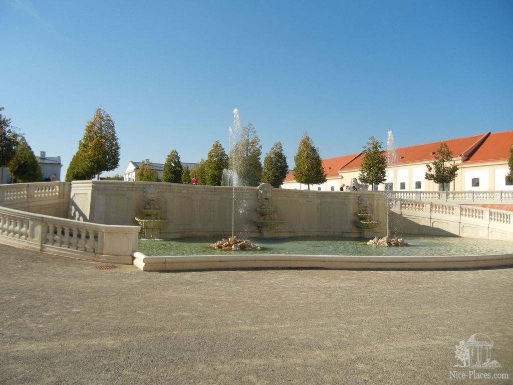 Фонтан с тыльной стороны замка - Замок Шлосс Хоф (Schloss Hof) в Австрии