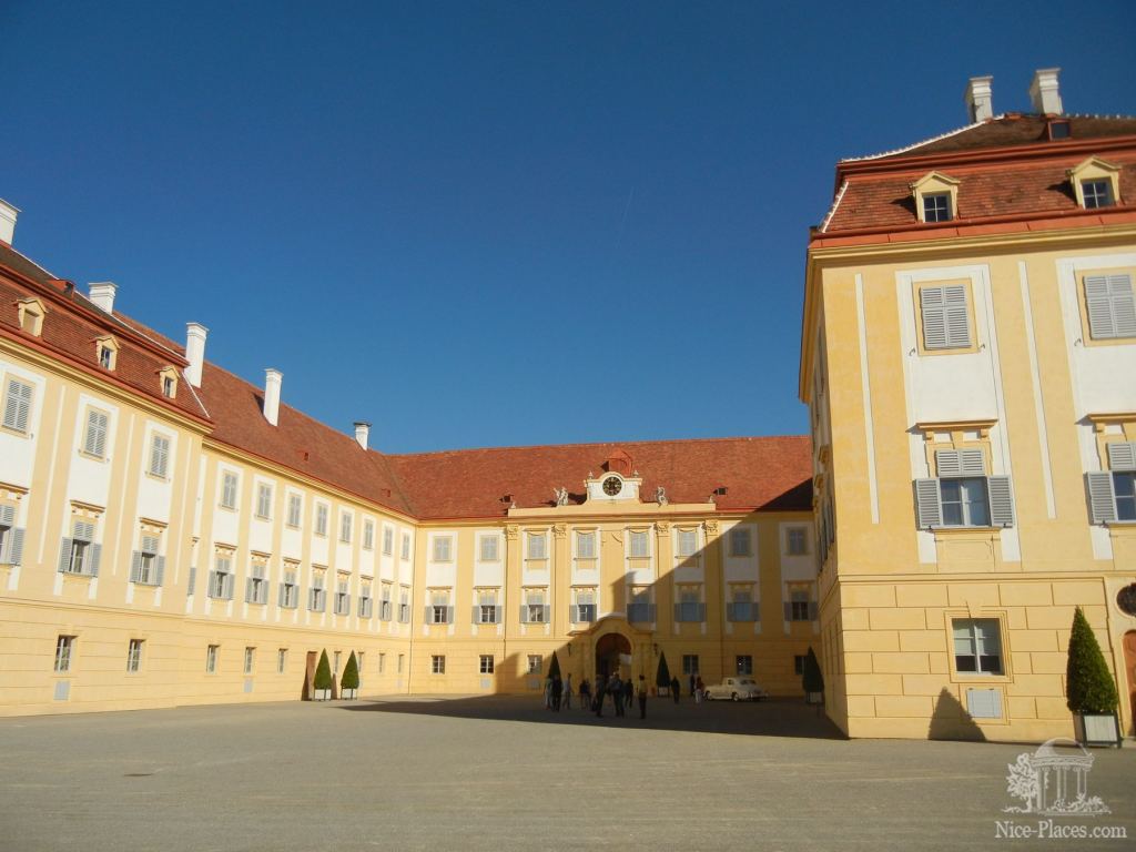 Задняя часть замка Шхлосс Хоф - Замок Шлосс Хоф (Schloss Hof) в Австрии
