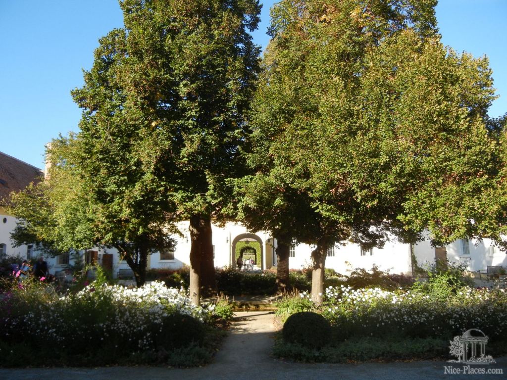 Там в кругу между деревьями фонтанчик и лавочки - Замок Шлосс Хоф (Schloss Hof) в Австрии