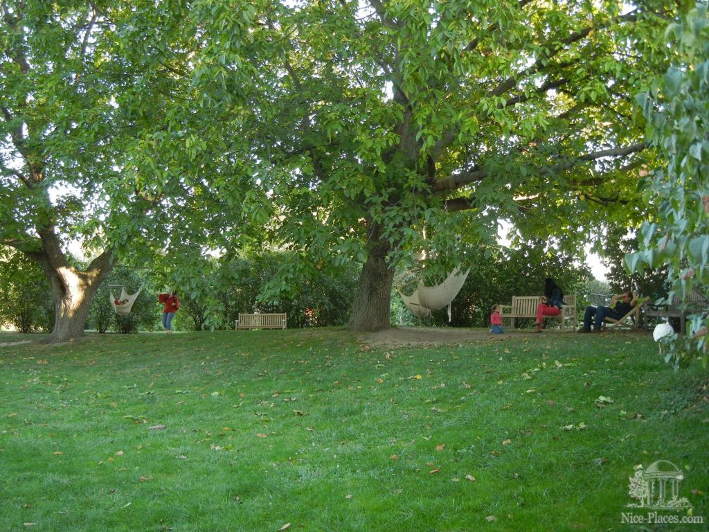 Место для отдыха и лежания в гамаках - Замок Шлосс Хоф (Schloss Hof) в Австрии