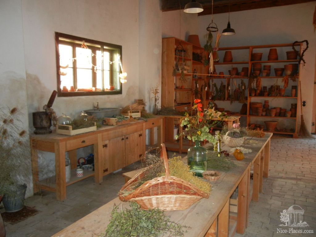 Амбар с сушеными травами и различными настойками - Замок Шлосс Хоф (Schloss Hof) в Австрии