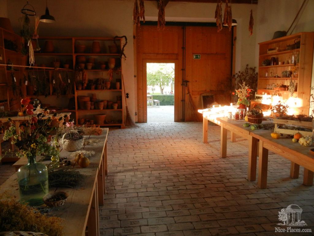 Амбар с сушеными травами и различными настойками - Замок Шлосс Хоф (Schloss Hof) в Австрии