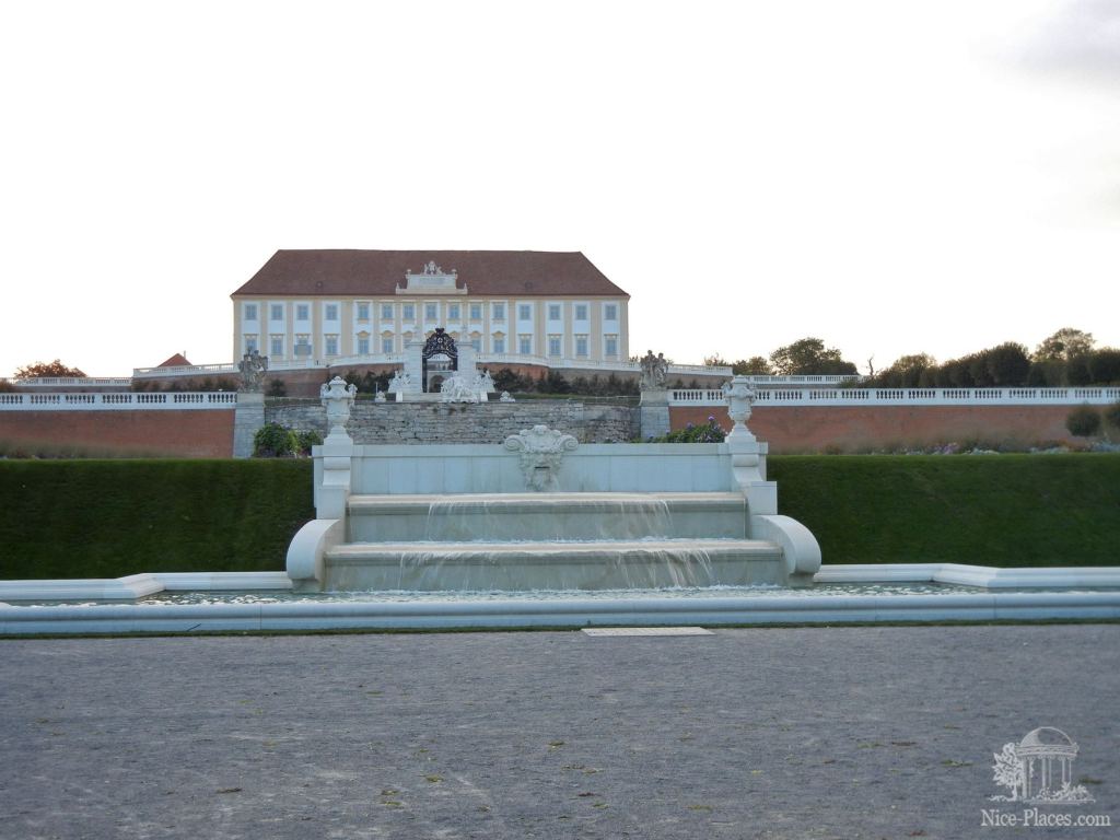 Фонтан-каскад в парке замка Шхлосс Хоф - Замок Шлосс Хоф (Schloss Hof) в Австрии