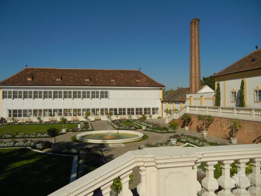 Фермерская усадьба, фонтан с садиком - Замок Шлосс Хоф (Schloss Hof) в Австрии