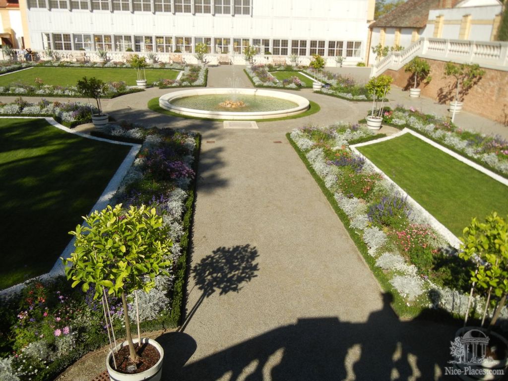 Фермерская усадьба, фонтан с садиком - Замок Шлосс Хоф (Schloss Hof) в Австрии