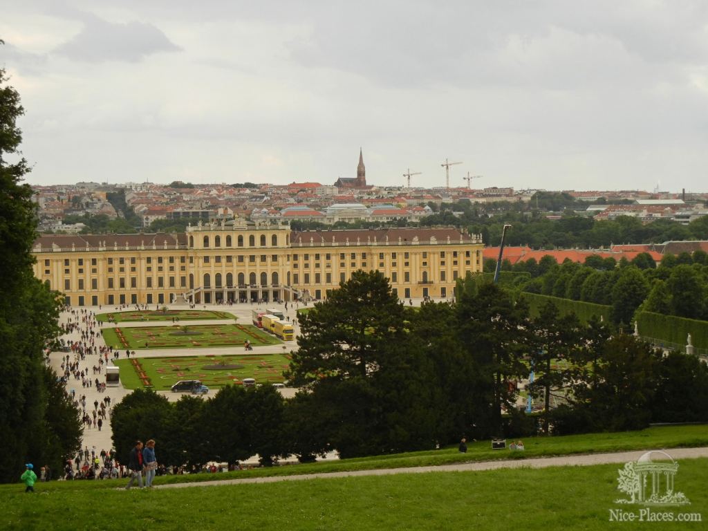 Вид на дворец Шенбрунн с Глориетты - Дворец Шенбрунн в Вене