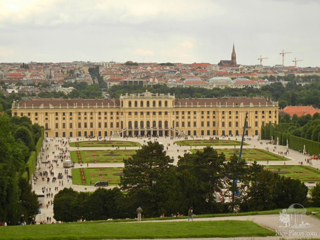 Вид на дворец Шенбрунн с Глориетты - Дворец Шенбрунн в Вене