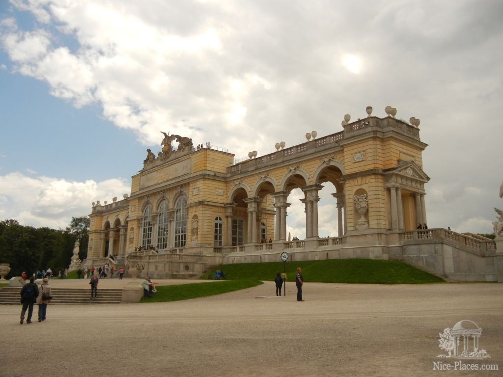 Глориетта - самая высокая точка Шенбруннского парка - Дворец Шенбрунн в Вене