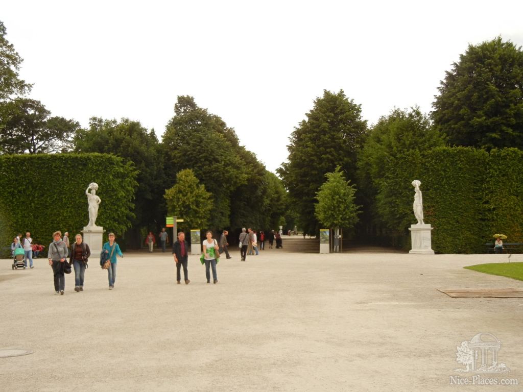 Вид на регулярный парк - Дворцовый парк и розарий в Шеннбруне (Вена)