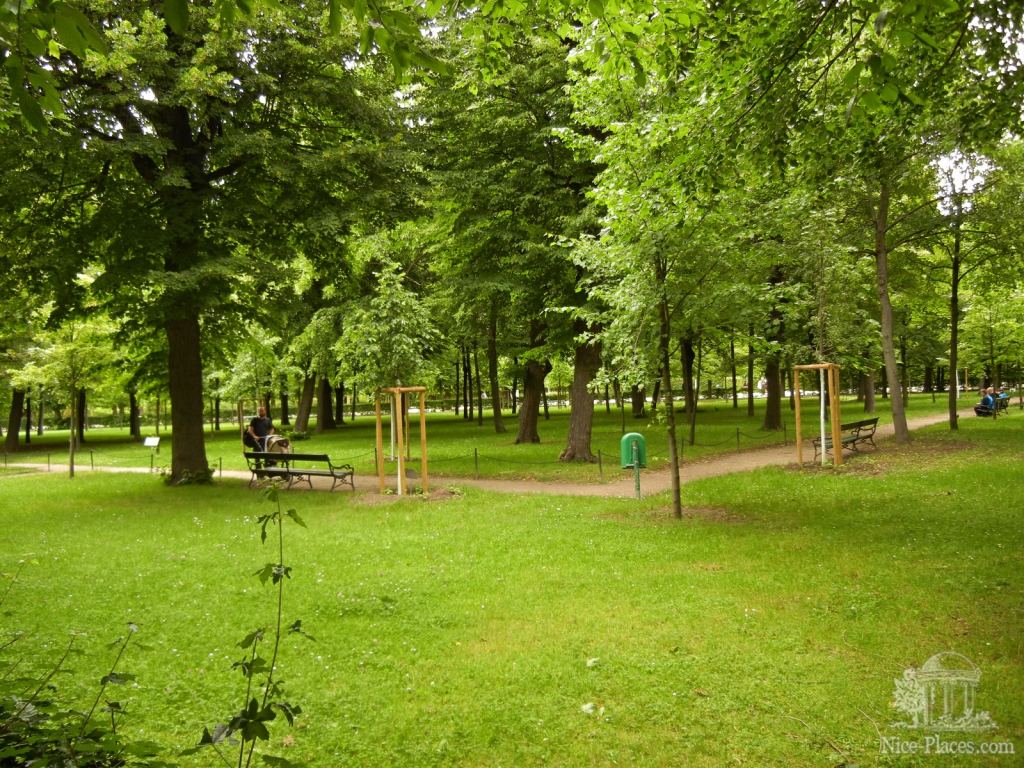 Один из уютных садов Шенбрунна - Дворец Шенбрунн в Вене