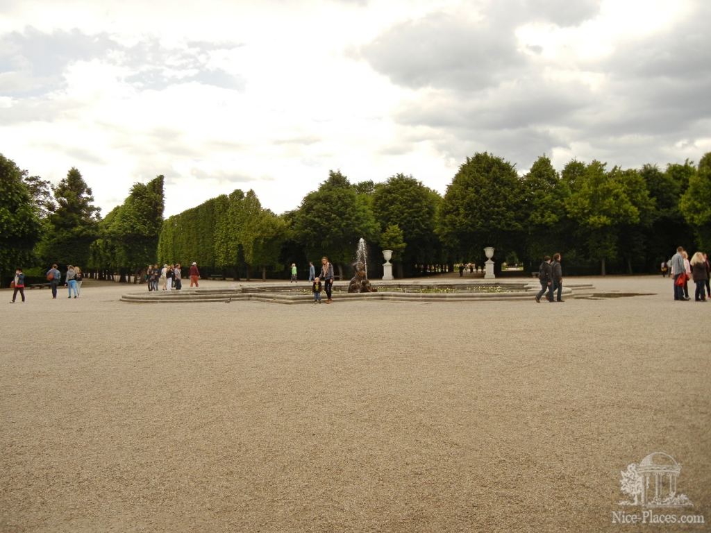 Площадь а всередине фонтан - Дворцовый парк и розарий в Шеннбруне (Вена)