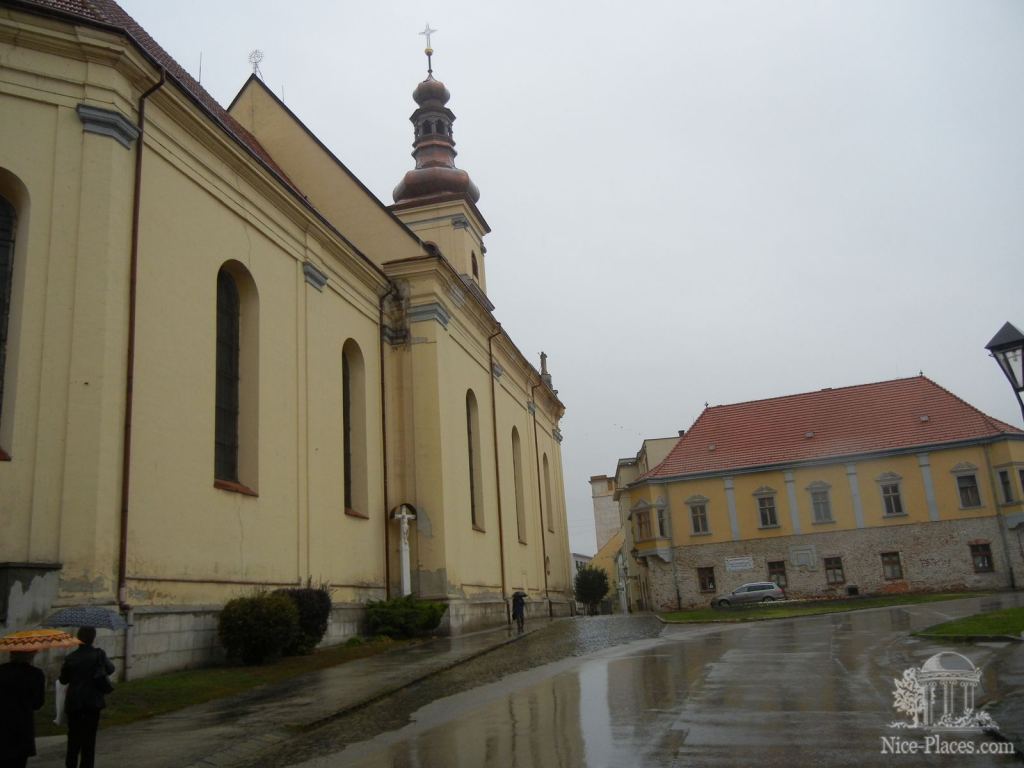 Боковая часть Франтисканского костела - Трнава - самый старинный город Словакии