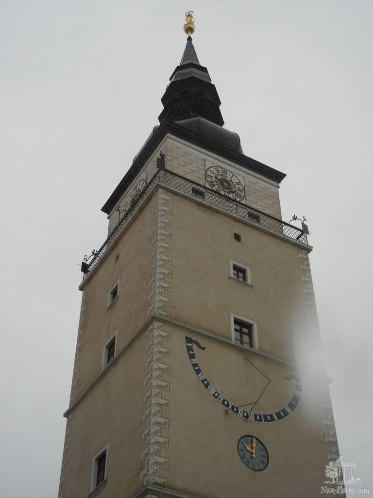 Башня городской ратуши. На вершине двухметровая статуя Девы Марии - Трнава - самый старинный город Словакии
