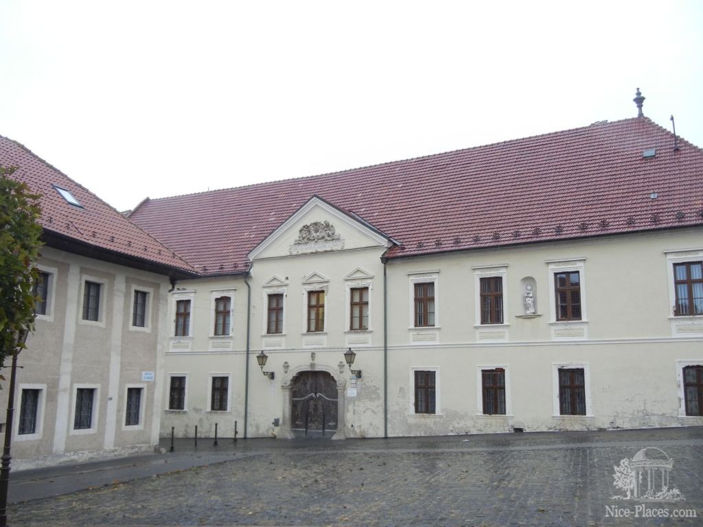 Здание напротив костела Св. Микулоша - Трнава - самый старинный город Словакии