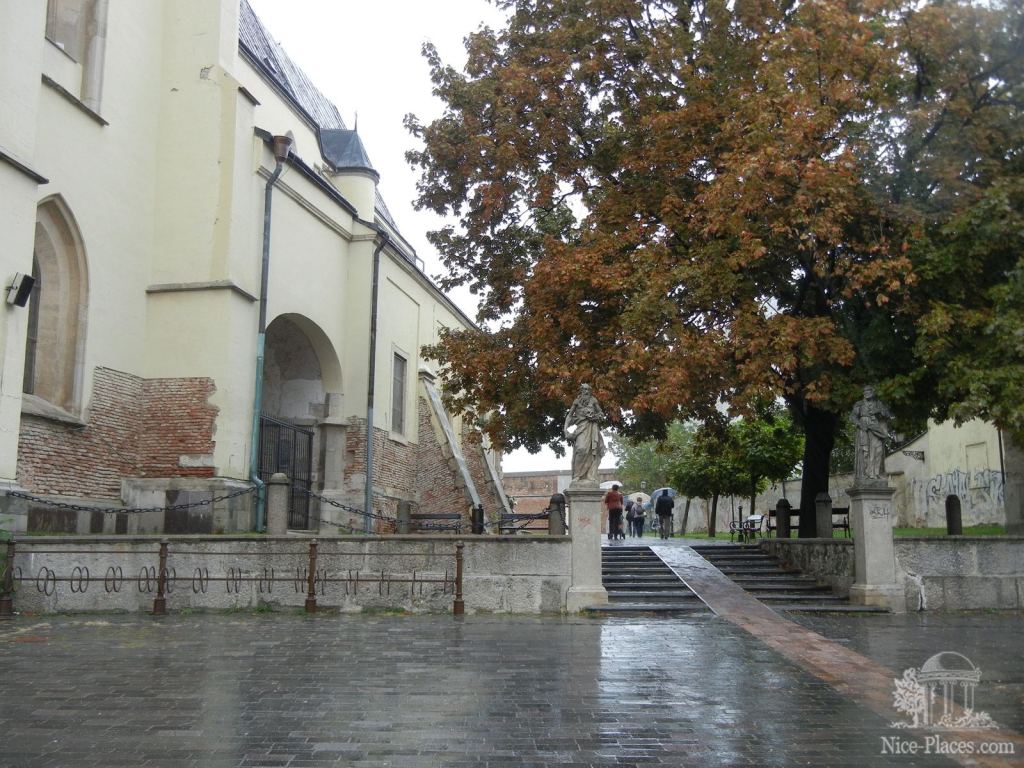 Боковой неф костела Св. Микулоша - Трнава - самый старинный город Словакии