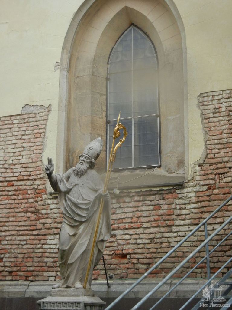 Скульптура святого возле входа в костел Св. Микулоша - Трнава - самый старинный город Словакии