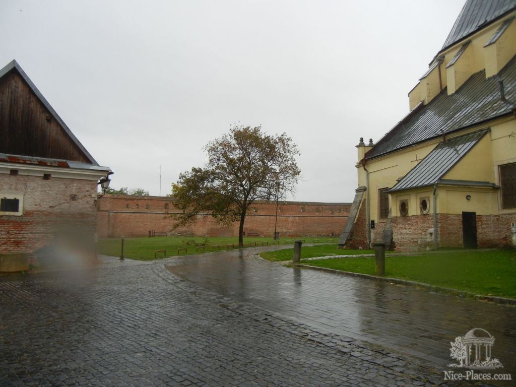 Башня и стены Трнавской крепости - Трнава - самый старинный город Словакии