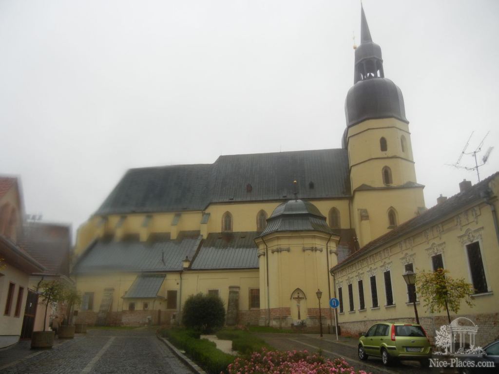 Вид на боковой фасад костела Св. Микулаша - Трнава - самый старинный город Словакии