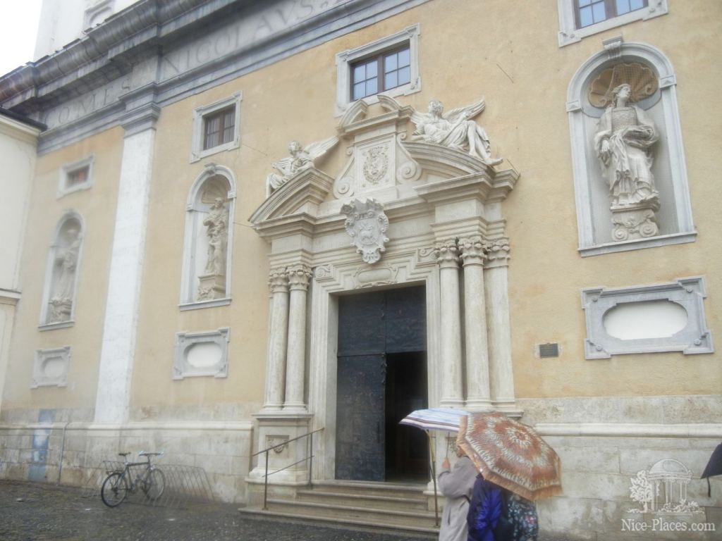 Вход в университетскую церковь Яна Крестителя - Трнава - самый старинный город Словакии