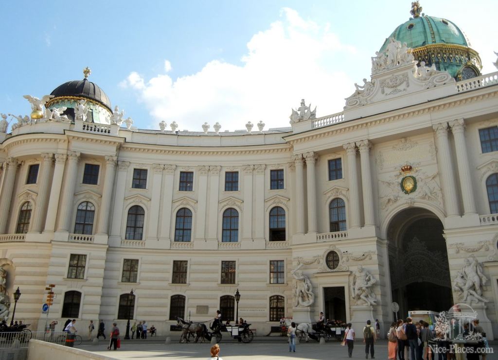 Ховбург. Первое из комплекса зданий - И снова неповторимая Вена