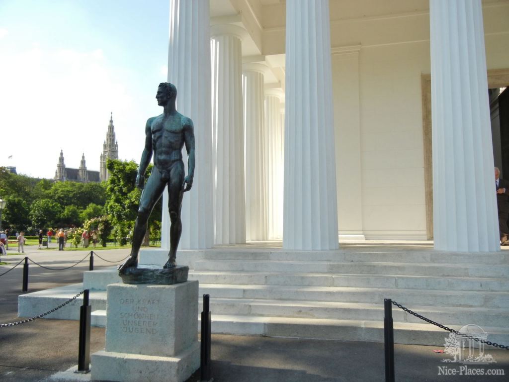 Статуя у храма Тесея - И снова неповторимая Вена