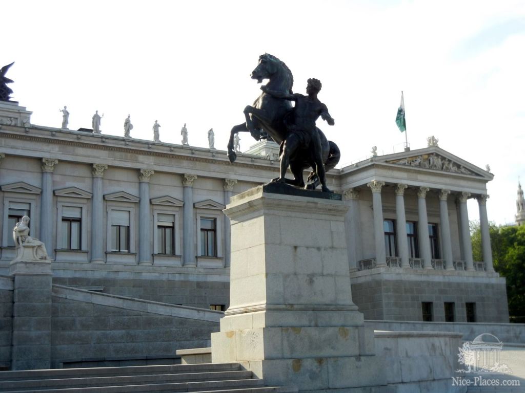 Статуя у парламента - И снова неповторимая Вена