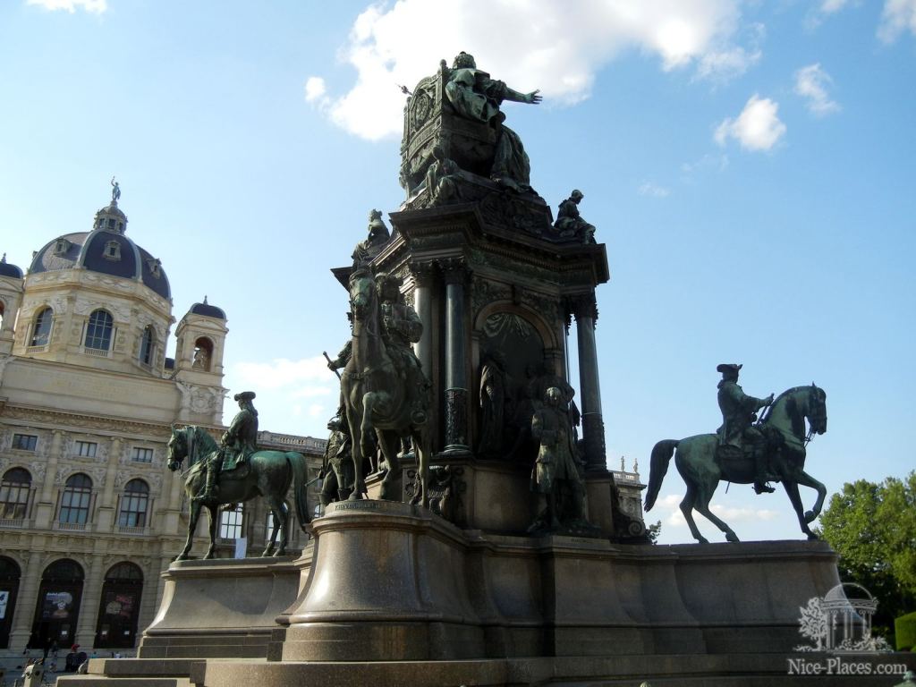 Огромный монумент в центре с Марией Терезией - И снова неповторимая Вена