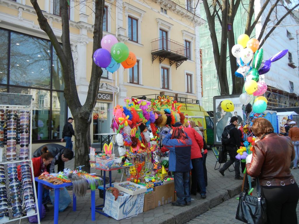 Распродажа париков, паролоновых ушей и прочей аттрибутики Юморины - Одесская Юморина 2011