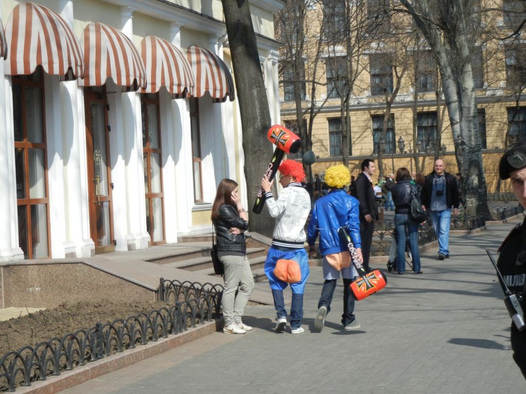 Эти молодые люди подготовились к Юморине основательно :) - Одесская Юморина 2011