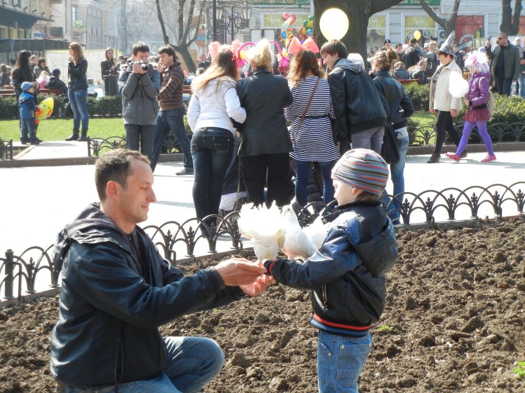 Мальчик фотографируется с голубями - Одесская Юморина 2011