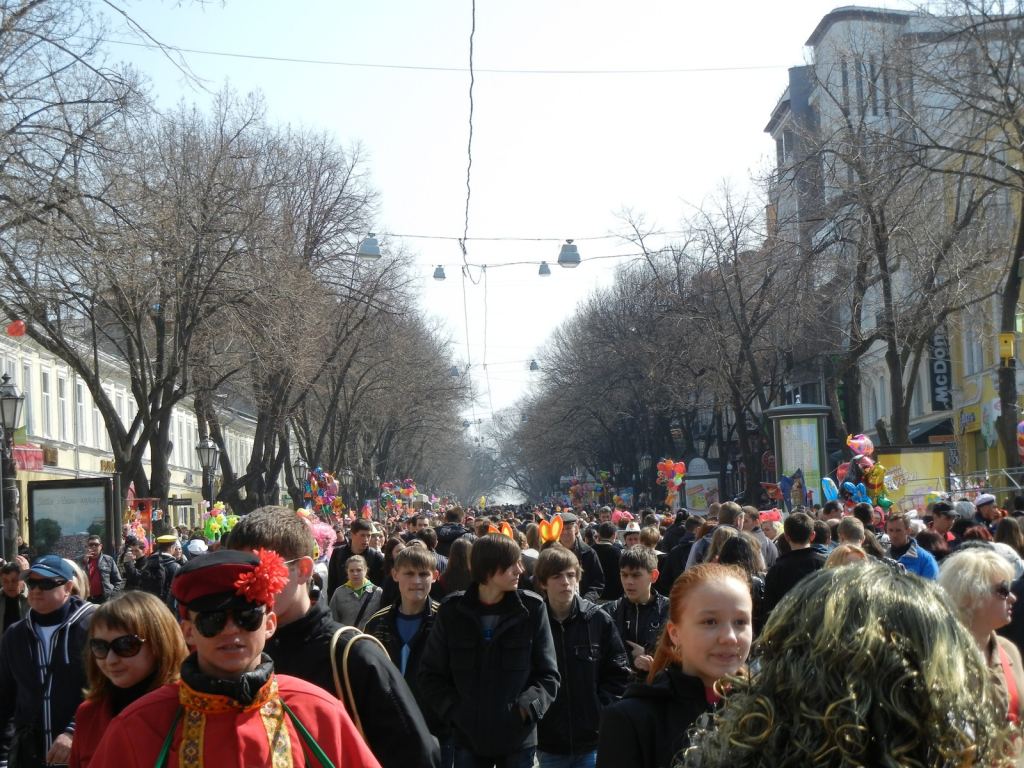 На Дерибасовской с каждым часом все больше народу - Одесская Юморина 2011