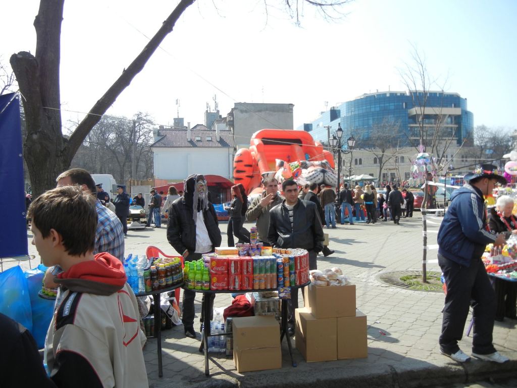 А этот продавец видимо решил отпугивать всех покупателей - Одесская Юморина 2011