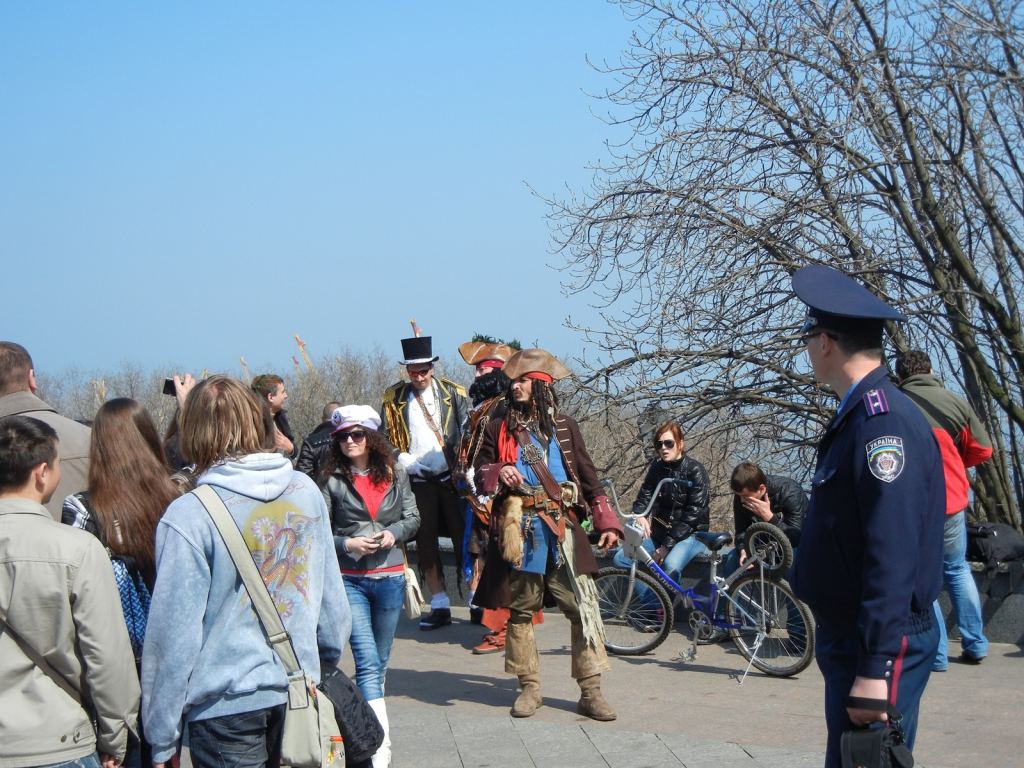 Здесь готовятся к карнавальному шествию пираты Карибского моря - Одесская Юморина 2011