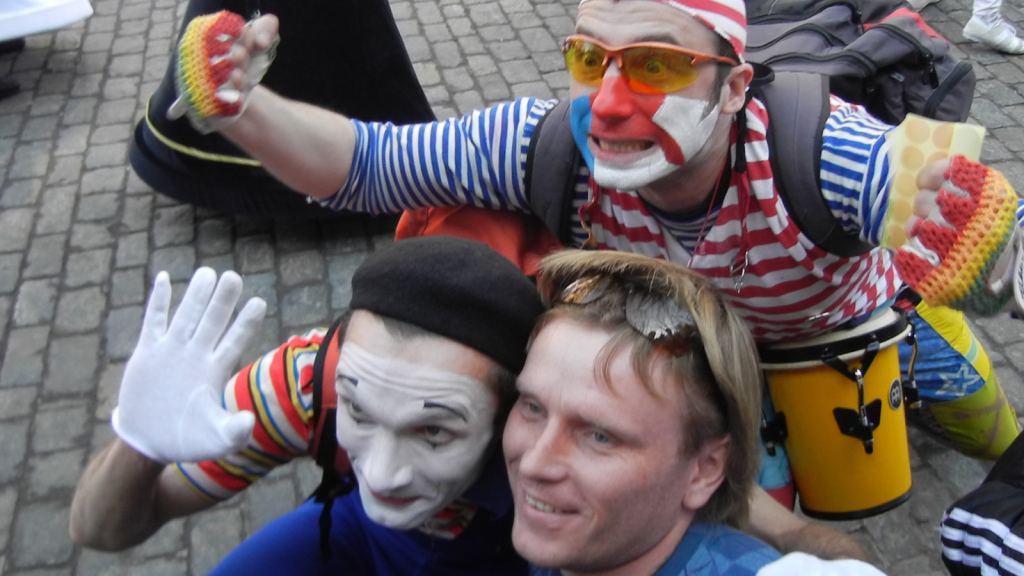 Пантомимы фотографируются со зрителями - Одесская Юморина 2011