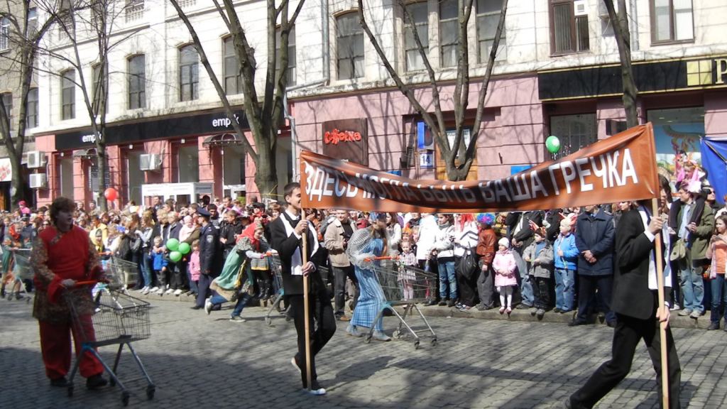 А это шествие из Привоза - ищут гречку - Одесская Юморина 2011