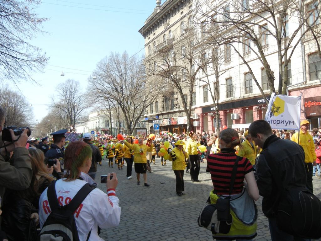 Впереди - пчелки из горсада - Одесская Юморина 2011