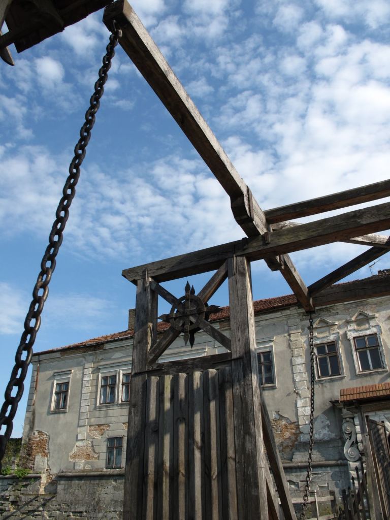 Действующие ворота Золочевского замка - Золочев, Западная Украина