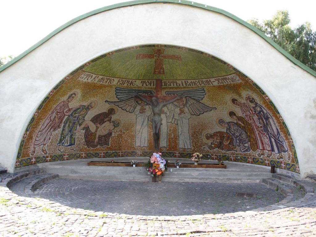 Часовня в память расправы большевиков над заключенными - Золочев, Западная Украина