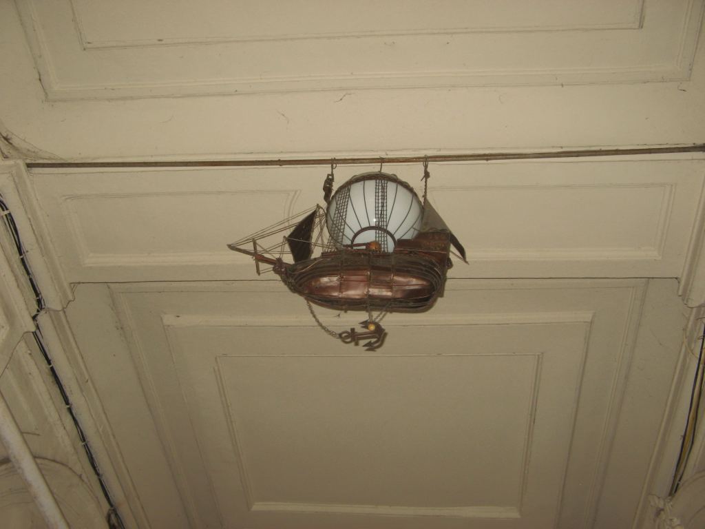 В арке дворика фонарь в виде кораблика - Двор "Окно в Европу" на Пушкинской