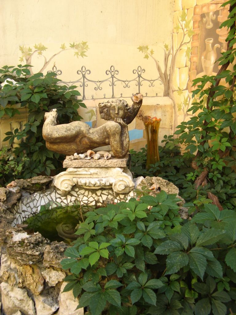 Оригинальный фонтан-скульптура, жаль не работающий - Двор "Окно в Европу" на Пушкинской