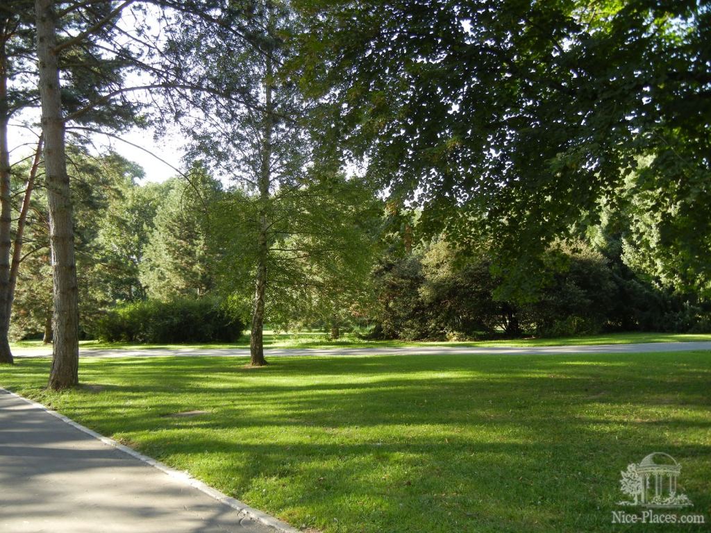 В парке на Купельном острове - Пьештяны - красивейший бальнеологический курорт Словакии