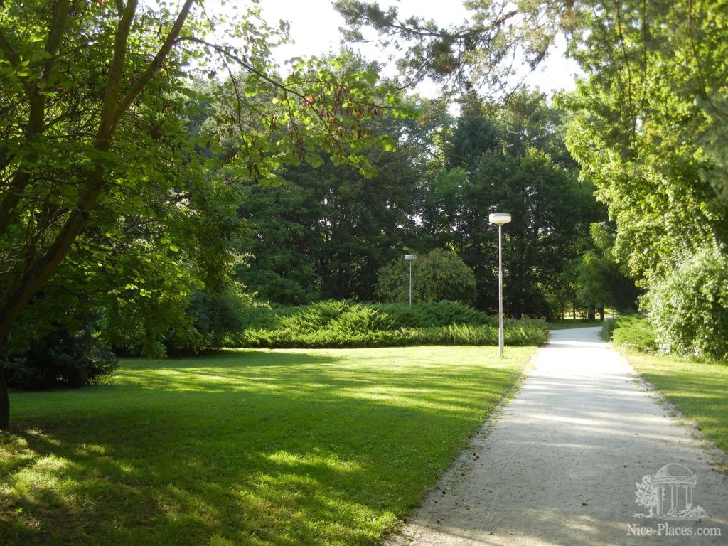 В парке на Купельном острове - Пьештяны - красивейший бальнеологический курорт Словакии