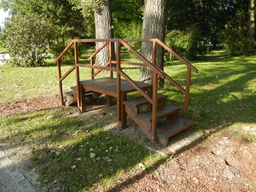 Снаряжения в парке на острове для реабилитации пациентов - Пьештяны - красивейший бальнеологический курорт Словакии