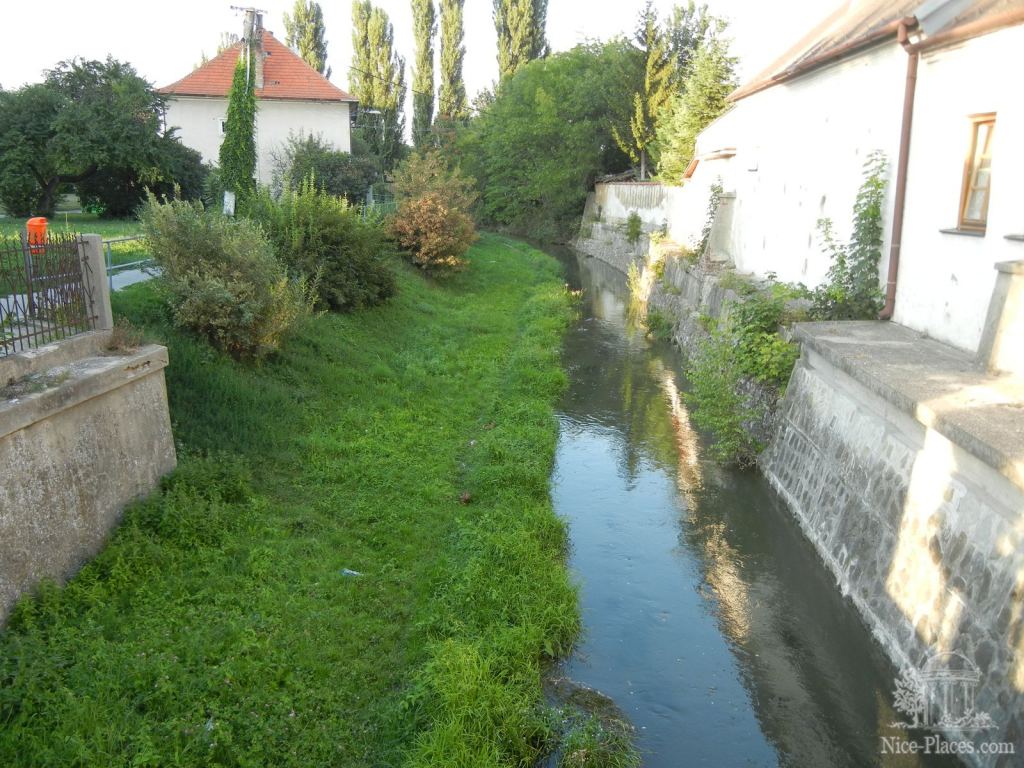 Канальчик на одной из улиц Пиештян - Пьештяны - красивейший бальнеологический курорт Словакии