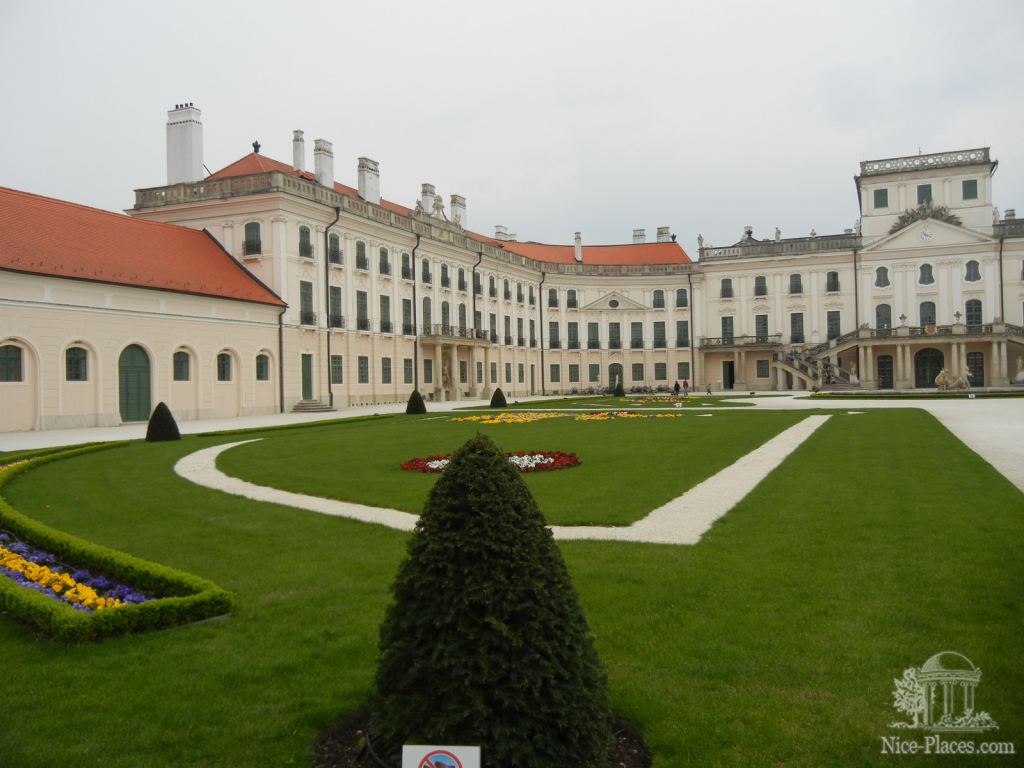 Парадный фасад замка Фертёд - Замок Фертёд - венгерский Версаль